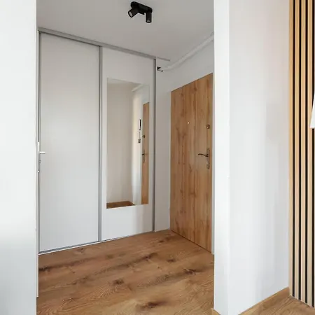 Апартаменты Comfortable Two-bedroom By Renters *